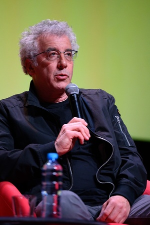 37. TNF - Dzień 4 (30.05.23) - Ryszard Jaźwiński prowadzący spotkanie z reżyserem "Filmu balkonowego" - Pawłem Łozińskim w sali kinowej