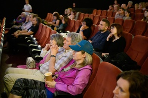 37. TNF - Dzień 4 (30.05.23) - Po projekcji "Niebezpiecznych dżentelmenów" widzowie na sali kinowej na spotkaniu z reżyserem filmu Maciejem Kawalskim (w formie on-line)