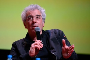 37. TNF - Dzień 4 (30.05.23) - Ryszard Jaźwiński prowadzący spotkanie z reżyserem "Filmu balkonowego" - Pawłem Łozińskim w sali kinowej