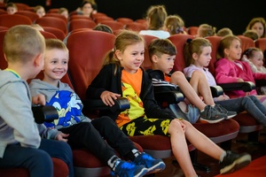 37. TNF - Dzień 5 (31.05.23) - Najmłodsi kinomani zajmujący miejsca w sali kinowej przed projekcją Filmów Młodego Widza