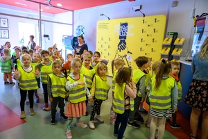 37. TNF - Dzień 5 (31.05.23) - Najmłodsi kinomani wchodzący do kina na projekcje dla dzieci