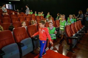 37. TNF - Dzień 5 (31.05.23) - Najmłodsi kinomani zajmujący miejsca w sali kinowej przed projekcją Filmów Młodego Widza