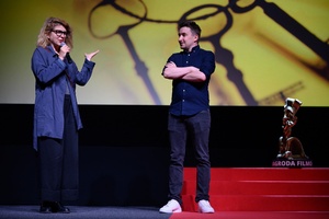 37. TNF - Dzień 5 (31.05.23) - Anna Jadowska i Kuba Armata na scenie zapraszający widzów na projekcję konkursową