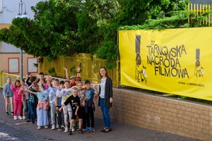 37. TNF - Dzień 5 (31.05.23) - Najmłodsi kinomani wchodzący do kina na projekcje dla dzieci