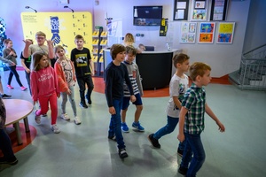 37. TNF - Dzień 5 (31.05.23) - Najmłodsi kinomani wchodzący do kina na projekcje dla dzieci