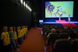 37. TNF - Dzień 5 (31.05.23) - Jury Dziecięce 37. TNF z opiekunką Magdą Trusz przed projekcją Filmów Młodego Widza w sali kinowej