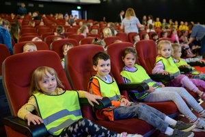 37. TNF - Dzień 5 (31.05.23) - Najmłodsi kinomani zajmujący miejsca w sali kinowej przed projekcją Filmów Młodego Widza