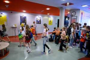 37. TNF - Dzień 5 (31.05.23) - Najmłodsi kinomani wchodzący do kina na projekcje dla dzieci