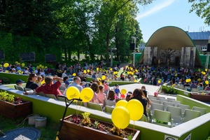 37. TNF - Dzień 6 (1.06.23) - Najmłodsza publiczność z opiekunami w Amfiteatrze podczas spektaklu "Księga lasu"