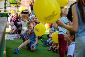 37. TNF - Dzień 6 (1.06.23) - Najmłodsza publiczność z opiekunami w Amfiteatrze w oczekiwaniu na spektakl "Księga lasu"