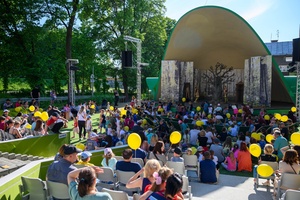 37. TNF - Dzień 6 (1.06.23) - Najmłodsza publiczność z opiekunami w Amfiteatrze podczas spektaklu "Księga lasu"