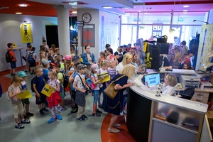 37. TNF - Dzień 6 (1.06.23) - Najmłodsi kinomani w hallu kina Marzenie przed projekcją Filmów Młodego Widza