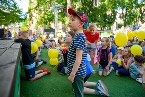 37. TNF - Dzień 6 (1.06.23) - Najmłodsza publiczność z opiekunami w Amfiteatrze w oczekiwaniu na spektakl "Księga lasu"