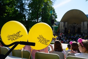 37. TNF - Dzień 6 (1.06.23) - Najmłodsza publiczność z opiekunami w Amfiteatrze podczas spektaklu "Księga lasu"