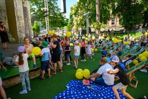 37. TNF - Dzień 6 (1.06.23) - Najmłodsza publiczność z opiekunami w Amfiteatrze w oczekiwaniu na spektakl "Księga lasu"