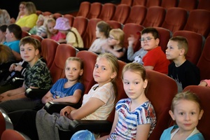 37. TNF - Dzień 6 (1.06.23) - Dzieci w sali kinowej w oczekiwaniu na seans
