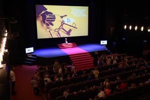 37. TNF - Dzień 6 (1.06.23) - Dzieci w sali kinowej w oczekiwaniu na seans