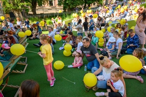 37. TNF - Dzień 6 (1.06.23) - Najmłodsza publiczność z opiekunami w Amfiteatrze w oczekiwaniu na spektakl "Księga lasu"