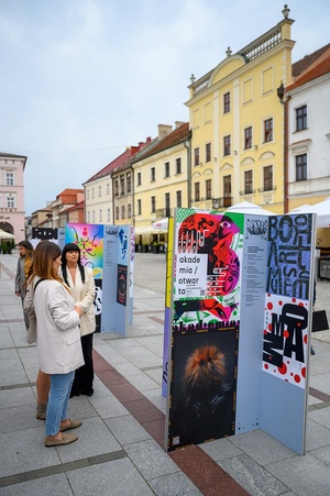 Wystawa: Konfrontacje Plakatu Studenckiego - Plakaty na tarnowskim Rynku oglądane przez publiczność wernisażu.