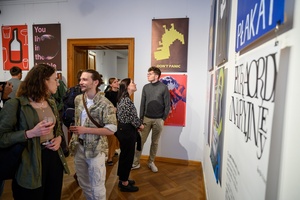 Wystawa: Konfrontacje Plakatu Studenckiego - Publiczność wernisażu w Galerii TCK.
