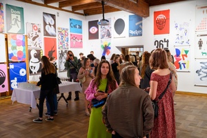 Wystawa: Konfrontacje Plakatu Studenckiego - Publiczność wernisażu w Galerii TCK.