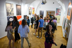 Wystawa: Konfrontacje Plakatu Studenckiego - Publiczność wernisażu w Galerii TCK.