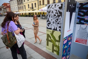 Wystawa: Konfrontacje Plakatu Studenckiego - Plakaty na tarnowskim Rynku oglądane przez publiczność wernisażu.