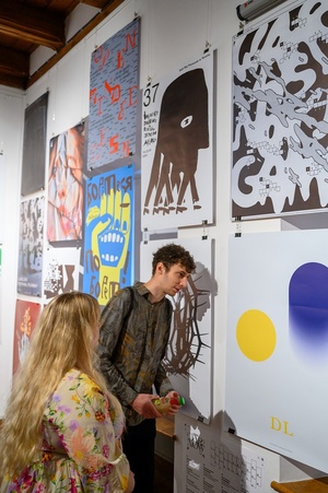 Wystawa: Konfrontacje Plakatu Studenckiego - Publiczność wernisażu w Galerii TCK.