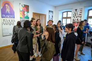 Wystawa: Konfrontacje Plakatu Studenckiego - Publiczność wernisażu w Galerii TCK.