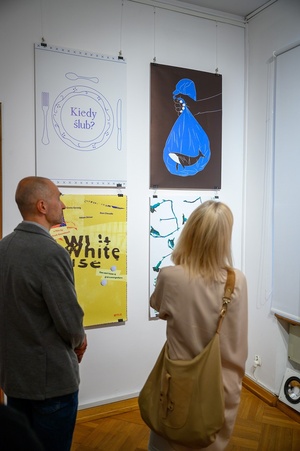 Wystawa: Konfrontacje Plakatu Studenckiego - Publiczność wernisażu w Galerii TCK.