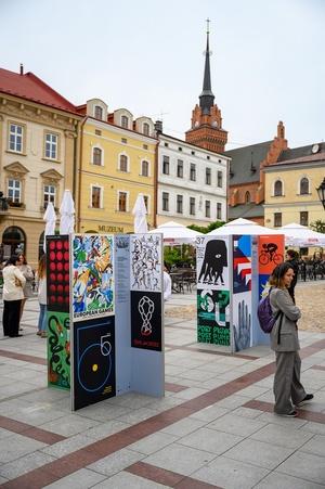 Wystawa: Konfrontacje Plakatu Studenckiego - Plakaty na tarnowskim Rynku oglądane przez publiczność wernisażu.