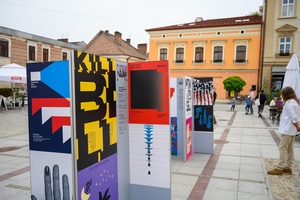 Wystawa: Konfrontacje Plakatu Studenckiego - Plakaty na tarnowskim Rynku.