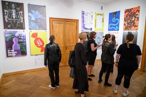 Wystawa: Konfrontacje Plakatu Studenckiego - Publiczność wernisażu w Galerii TCK.