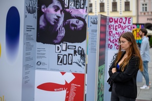 Wystawa: Konfrontacje Plakatu Studenckiego - Plakaty na tarnowskim Rynku oglądane przez publiczność wernisażu.