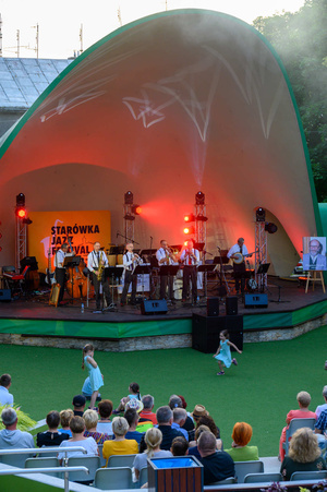 Starówka Jazz Festival - 30.06.2023 - Na scenie koncert zespołu Leliwa Jazz Band & Katarzyna Wnęk.