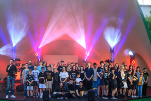 Koncert S.M.Rock - 29.06.2023 - Zdjęcie grupowe wszystkich wykonawców koncertu S.M.Rock wraz z nauczycielami.