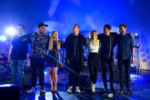 Koncert S.M.Rock - 29.06.2023 - Zakończenie koncertu S.M.Rock. Ukłon nauczycieli. Od lewej Piotr Niedojadło, Grzegorz Nosek, Weronika Kukla, Sławomir Ramian, Agnieszka Kapustka, Łukasz Wełna, Sebastian Mnich.