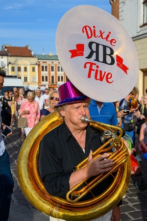 Starówka Jazz Festival - 7.07.2023 - Parada nowoorleańska. Przejście z Rynku do Amfiteatru letniego