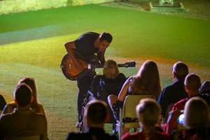 Był Sobie Blues - 4.08.2023 - Gitarzysta w interakcji z publicznością