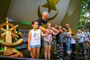 Szanty na Starówce - 26.08.2023 - Zabawy z dziećmi podczas koncertu Banana Boat na scenie Amfiteatru.