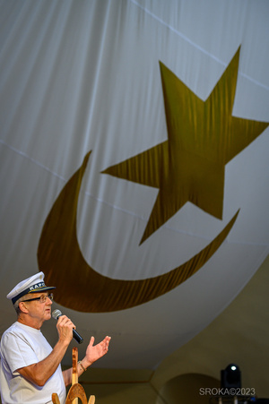 Szanty na Starówce - 26.08.2023 - Ryszard Żądło podczas zapowiedzi koncertów pn. Szanty na Starówce.