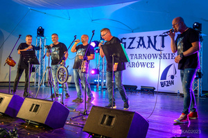 Szanty na Starówce - 26.08.2023 - Występ zespołu West Sailors na scenie tarnowskiego Amfiteatru.