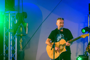 Szanty na Starówce - 26.08.2023 - Występ zespołu West Sailors na scenie tarnowskiego Amfiteatru.