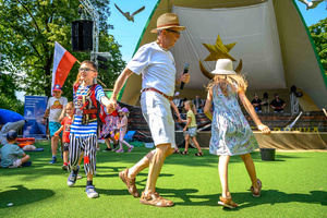 Piknik żeglarski - Dzieci biorą udział w animacjach podczas Pikniku żeglarskiego.