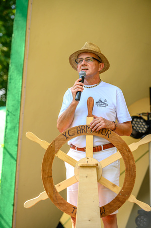 Piknik żeglarski - Rozpoczęcie Pikniku żeglarskiego. Na scenie prowadzący Ryszard Żądło.