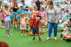 Piknik żeglarski - Dzieci biorą udział w animacjach podczas Pikniku żeglarskiego.