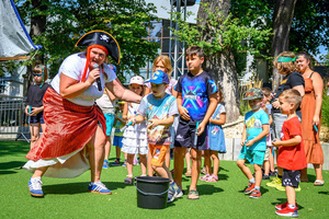 Piknik żeglarski - Dzieci biorą udział w animacjach podczas Pikniku żeglarskiego.