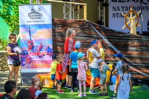 Piknik żeglarski - Dzieci biorą udział w animacjach podczas Pikniku żeglarskiego.