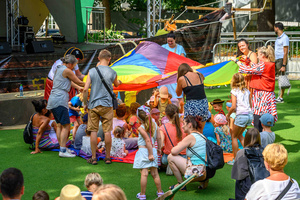 Piknik żeglarski - Dzieci biorą udział w animacjach podczas Pikniku żeglarskiego.