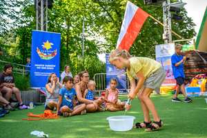 Piknik żeglarski - Dzieci biorą udział w animacjach podczas Pikniku żeglarskiego.